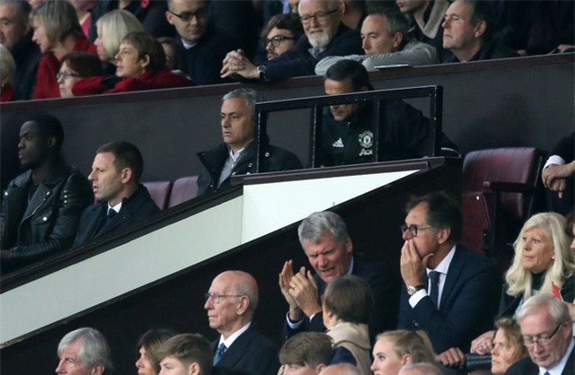 Mourinho bị đuổi lên khán đài vì dám bật trọng tài - Ảnh 4.