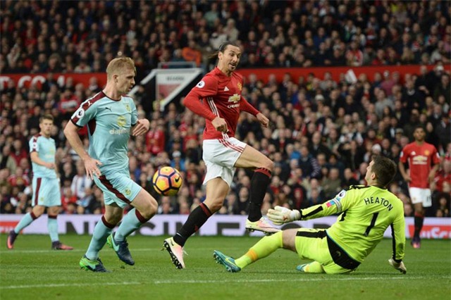 Mourinho bị đuổi lên khán đài vì dám bật trọng tài - Ảnh 5.