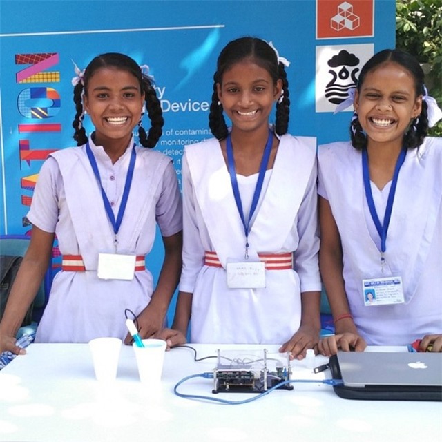  Khushi, Rosy và Rani Kumar phát minh thiết bị kiểm tra độ sạch trong nước. Ảnh: India Time. 