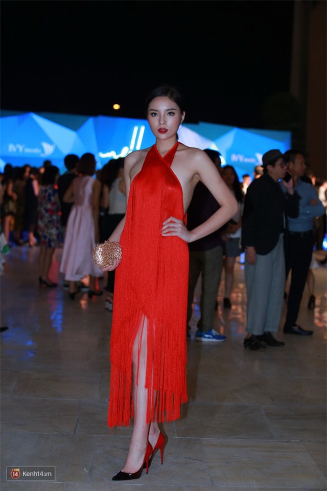 Kỳ Duyên vô tình lộ nội y vì chiếc váy ngắn phản chủ - Ảnh 1.