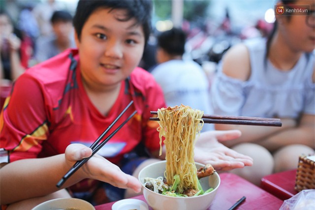 Mì bay - chứ không phải là Mì cay nhé - mới là món ăn hot nhất Sài Gòn bây giờ - Ảnh 11.