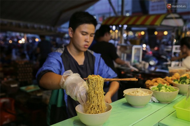 Mì bay - chứ không phải là Mì cay nhé - mới là món ăn hot nhất Sài Gòn bây giờ - Ảnh 12.