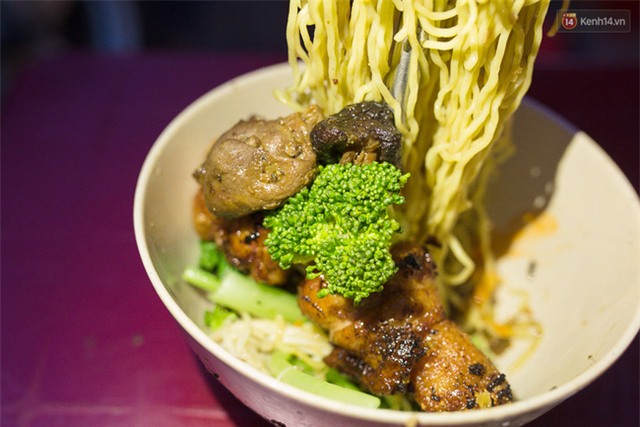 Mì bay - chứ không phải là Mì cay nhé - mới là món ăn hot nhất Sài Gòn bây giờ - Ảnh 13.
