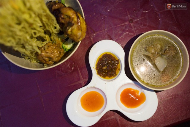 Mì bay - chứ không phải là Mì cay nhé - mới là món ăn hot nhất Sài Gòn bây giờ - Ảnh 14.