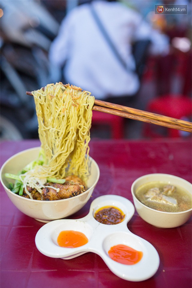 Mì bay - chứ không phải là Mì cay nhé - mới là món ăn hot nhất Sài Gòn bây giờ - Ảnh 6.