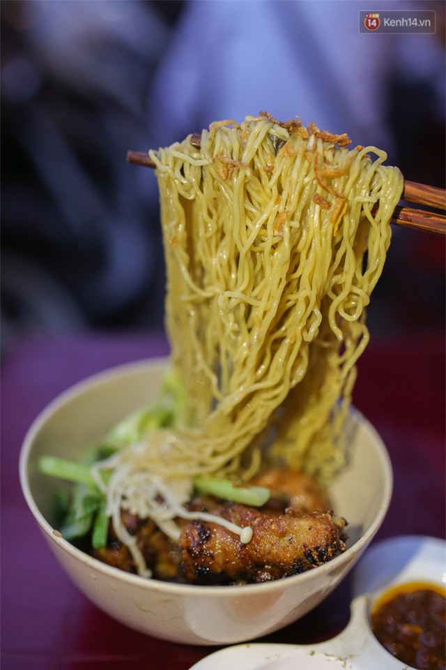 Mì bay - chứ không phải là Mì cay nhé - mới là món ăn hot nhất Sài Gòn bây giờ - Ảnh 7.