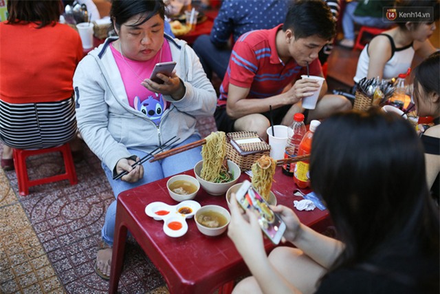 Mì bay - chứ không phải là Mì cay nhé - mới là món ăn hot nhất Sài Gòn bây giờ - Ảnh 8.