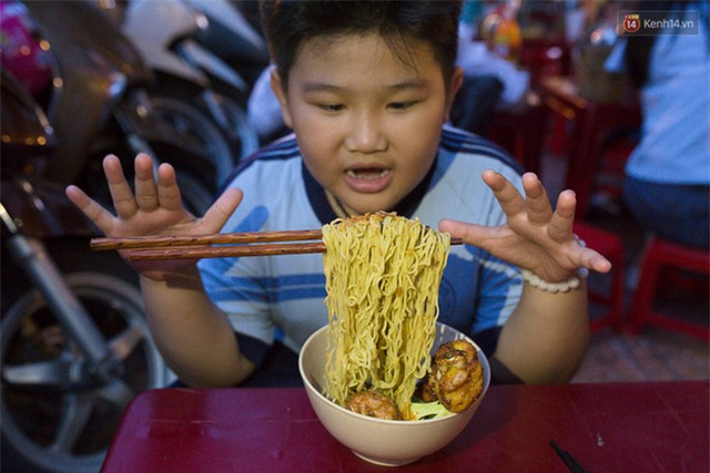 Mì bay - chứ không phải là Mì cay nhé - mới là món ăn hot nhất Sài Gòn bây giờ - Ảnh 9.
