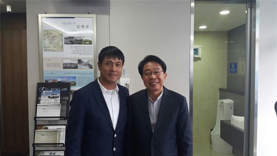 Hữu Thắng với giám đốc điều hành Park Yong Bok