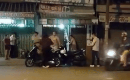 Giúp đỡ cô gái bị người yêu đánh giữa đường, người đàn ông gặp cái kết quá đắng