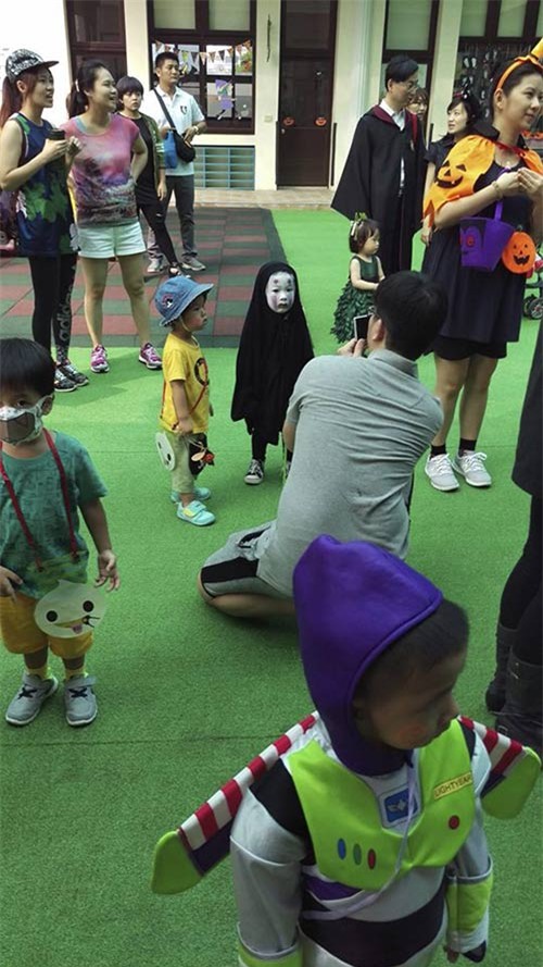 day moi la co be co man hoa trang halloween