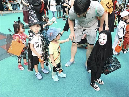 day moi la co be co man hoa trang halloween "lay" nhat khoi mau giao nam nay - 4