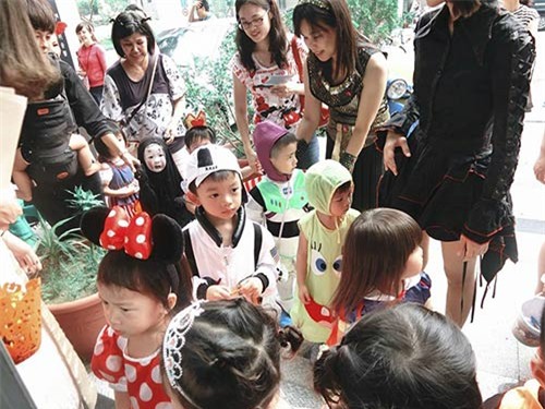 day moi la co be co man hoa trang halloween