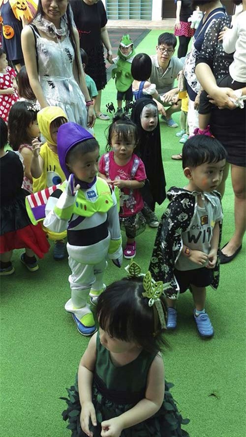 day moi la co be co man hoa trang halloween 