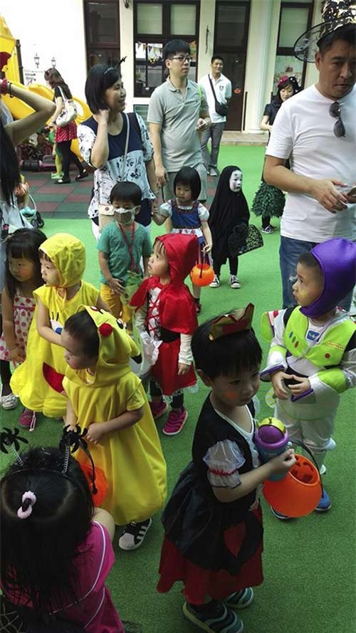 day moi la co be co man hoa trang halloween