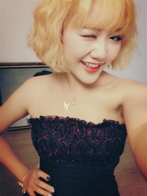 Kiểu tóc nhuộm vàng đều khiến Hoàng Yến, Văn Mai Hương trông già dặn hơn thực tế.