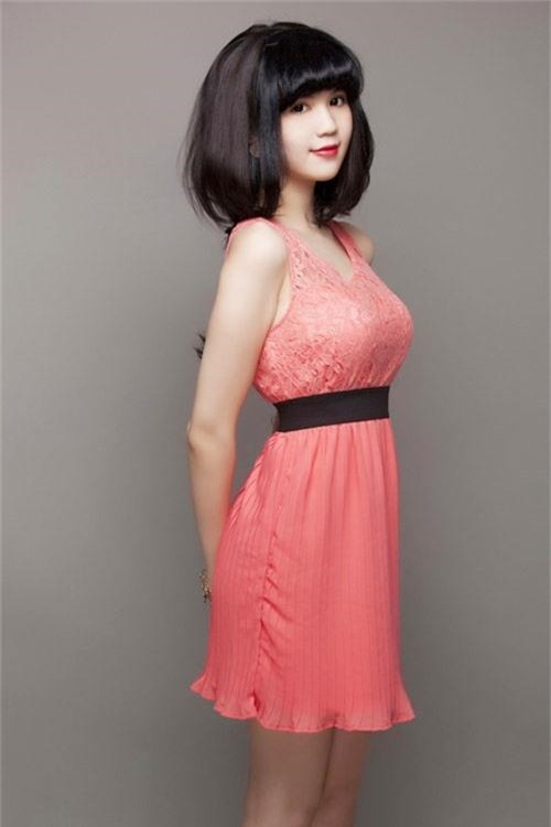 Gương mặt bầu bĩnh của Ngọc Trinh trở nên to hơn bình thường với mái tóc phồng.