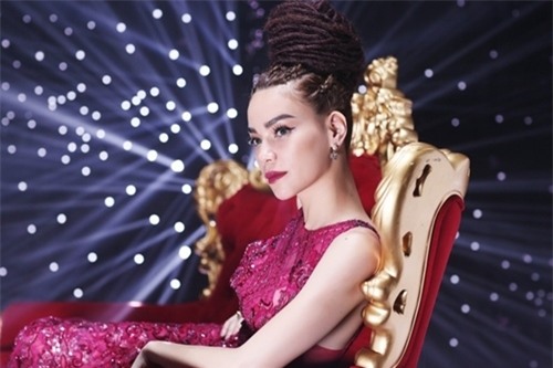 Trong khoảng thời gian tham gia The Face Vietnam 2016, Hồ Ngọc Hà liên tục gây ấn tượng với kiểu tóc tết bím cầu kì, quấn cao hoặc để lọn dài. Kiểu làm đẹp này cũng được bà mẹ một con áp dụng lên sân khấu biểu diễn. Tuy nhiên, khán giả lại có nhiều ý kiến trái chiều xoay quanh kiểu làm đẹp này.