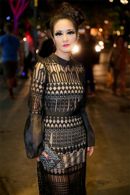 Nếu lựa chọn kiểu trang điểm và làm tóc hợp lý, diva Hồng Nhung trông sẽ thanh thoát, thu hút hơn.