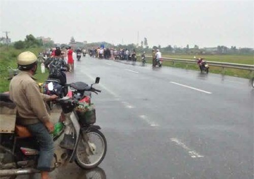 Be trai hoang loan chung kien me bi chem chet tren quoc lo hinh anh 1