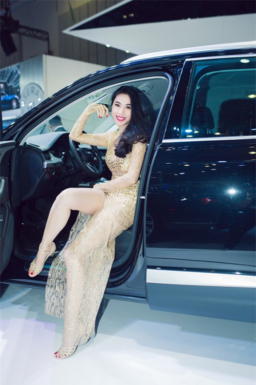 thuy-tien-dong-nhi-dua-nhau-sexy-o-su-kien-1