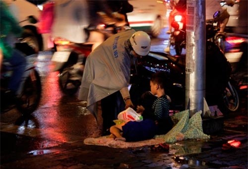 Hai đứa trẻ xin tiền ở ngã tư Cách Mạng Tháng Tám - NguyễnThị Minh Khai (giáp ranh quận 1 và quận 3, TP HCM) Ảnh: Quốc Chiến