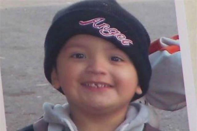 Cậu bé đáng thương bị mẹ đẻ đánh thuốc mê rồi nhốt trong tủ quần áo suốt 3 năm trời - Ảnh 1.