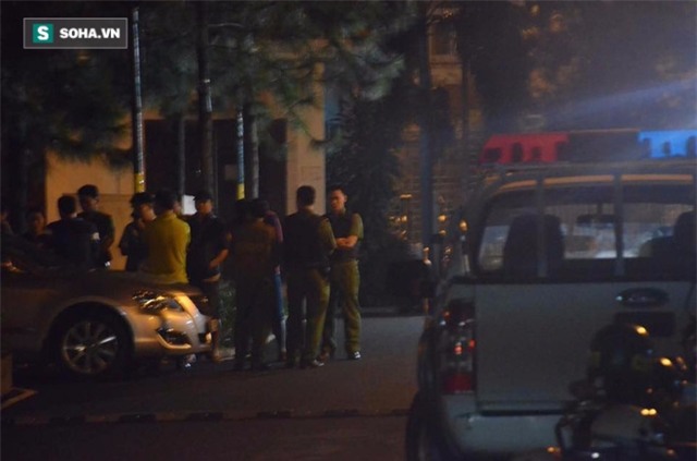 Cập nhật: Người đàn ông ngoại quốc giam lỏng 2 con nhỏ khá bình tĩnh và đòi gặp luật sư - Ảnh 4.