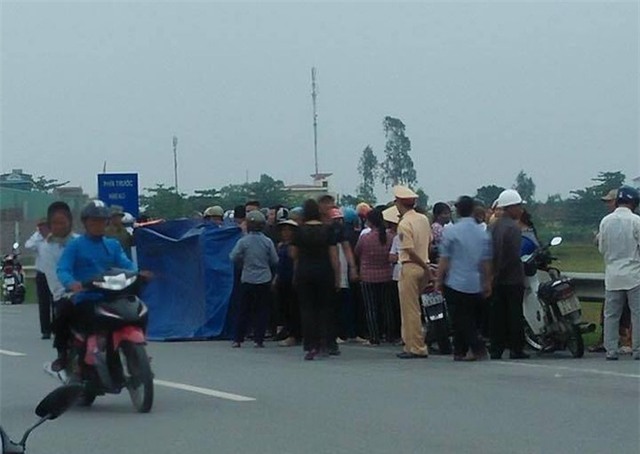 Nhân chứng kể giây phút phát hiện người mẹ chở con bị chém trên đường - Ảnh 1.