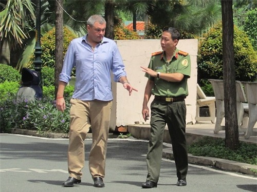 Vụ ông Tây cố thủ cùng vợ con: “Chuyện gia đình thôi” - 1