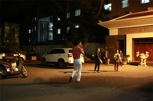 Con trai út ngồi khóc gục bên linh cữu NSƯT Phạm Bằng - Ảnh 5.