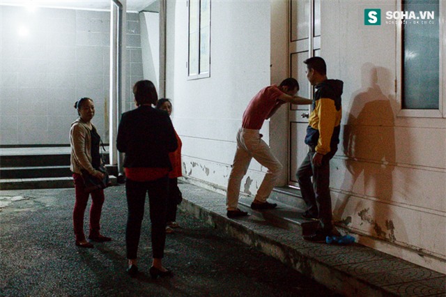 Không kịp nhìn mặt cha lần cuối, con trai NSƯT Phạm Bằng suy sụp trước linh cữu - Ảnh 2.