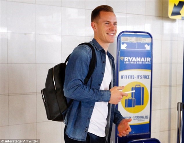 Messi cung dan sao Barca sanh dieu do bo san bay Manchester hinh anh 10