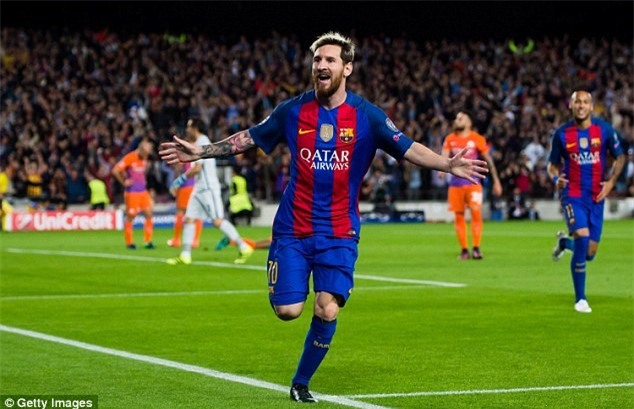Messi cung dan sao Barca sanh dieu do bo san bay Manchester hinh anh 12