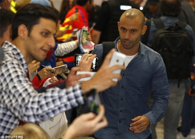 Messi cung dan sao Barca sanh dieu do bo san bay Manchester hinh anh 3