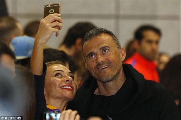 Messi cung dan sao Barca sanh dieu do bo san bay Manchester hinh anh 4