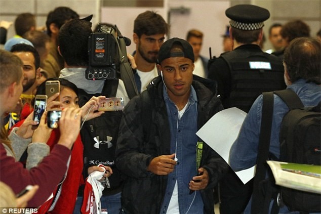 Messi cung dan sao Barca sanh dieu do bo san bay Manchester hinh anh 6