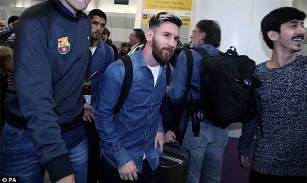 Messi cung dan sao Barca sanh dieu do bo san bay Manchester hinh anh 7