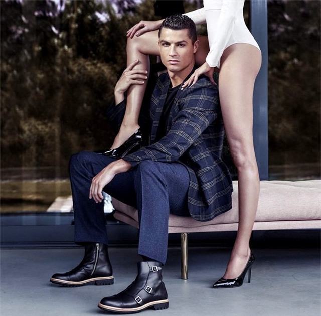 Ronaldo chup hinh goi cam ben chan dai hinh anh 1