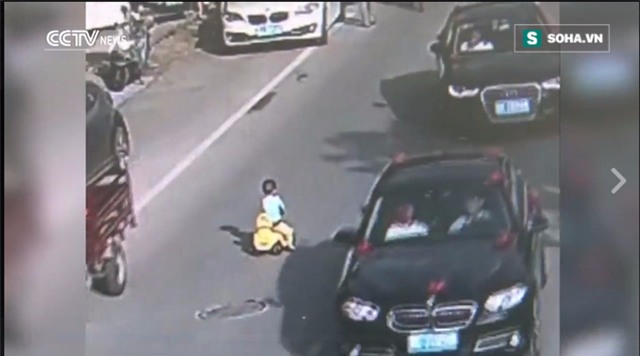 Hình ảnh quái xế nhí hiên ngang đi ngược chiều tố cáo thói xấu của phụ huynh và xã hội - Ảnh 2.