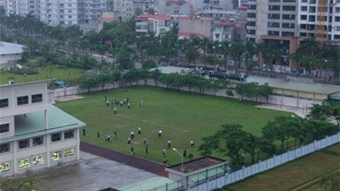 Hình ảnh đội rét nhặt rác vào lúc 6h sáng của phụ huynh trường Nhật ở Mỹ Đình khiến nhiều người cảm phục. Ảnh TL