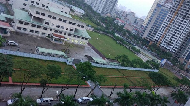 Nhặt hết rác sau 30 phút và trả lại sân thể dục sạch bong phụ huynh mới về đi làm. Ảnh TL