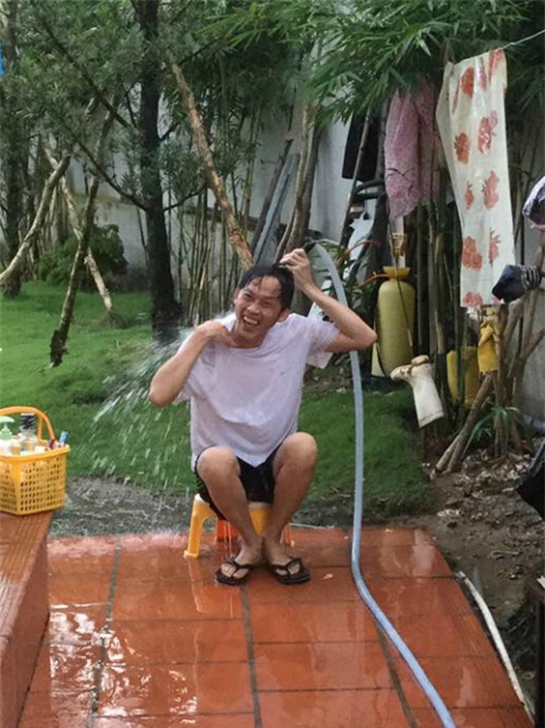 Hoài Linh bị chụp trộm khi đang tắm ở sân nhà, danh hài kêu trời: Tắm mà cũng chụp lén là sao trời.