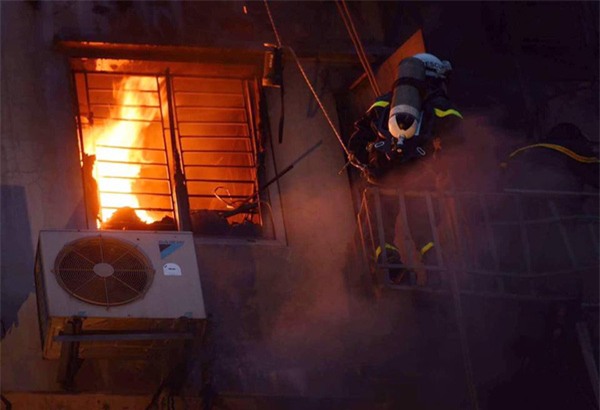 17h30 vẫn còn lửa ở tầng 6, công tác chữa cháy vẫn đang khẩn trương ở sau lưng toà nhà bị cháy