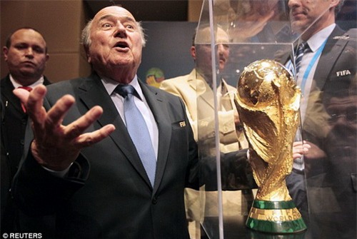 Cựu chủ tịch FIFA Sepp Blatter bên chiếc cúp vô địch thế giới