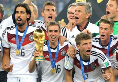 Thủ quân tuyển Đức Philipp Lahm và chiếc cúp vô địch 2014