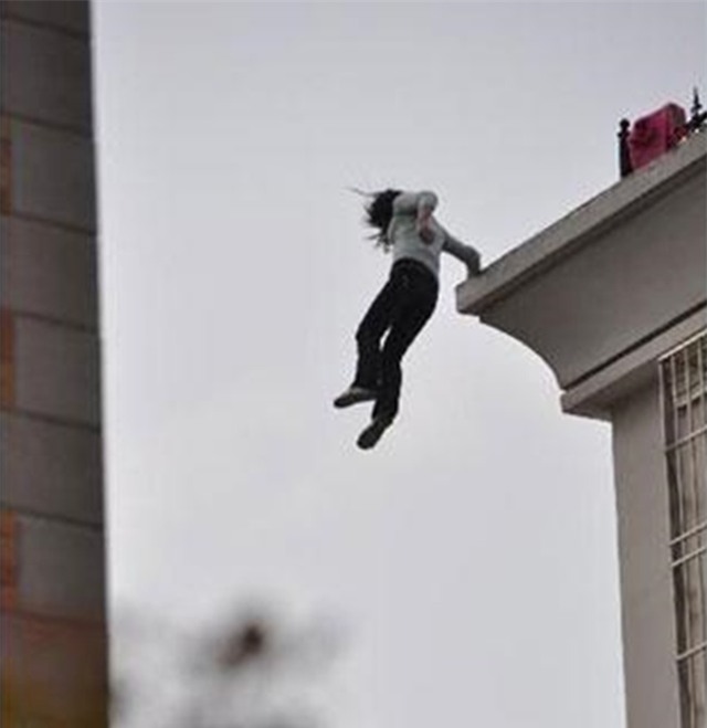 Người phụ nữ nhảy lầu tự tử vì giải toán cho con ra kết quả khác của chồng - Ảnh 2.