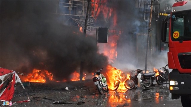 Mat tien 4 can nha bi thieu rui trong dam chay quan karaoke hinh anh 1