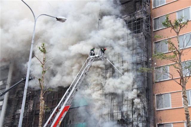 Mat tien 4 can nha bi thieu rui trong dam chay quan karaoke hinh anh 2