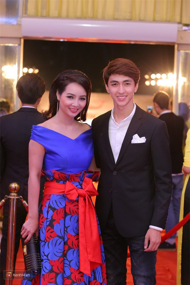 Angela Phương Trinh hở bạo, tự tin đọ vẻ sexy với dàn sao nữ tại lễ khai mạc LHP Quốc tế Hà Nội - Ảnh 11.